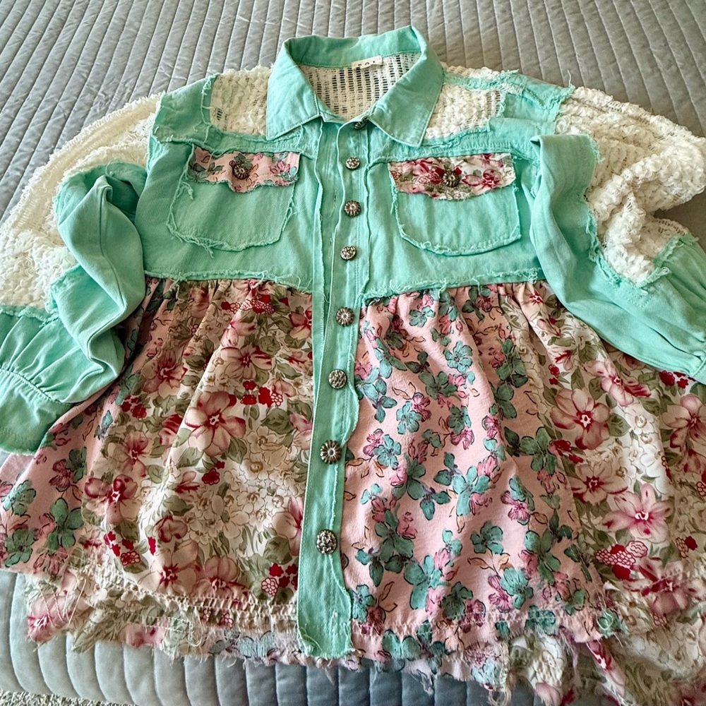 POL NWOT Mint and Pink Floral Button-Front Overlay/Shacket/Top